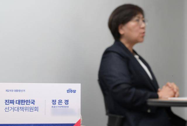 정은경 더불어민주당 총괄선거대책위원장이 22일 서울 종로구 서울대 의과대학 연구실에서 본보와 인터뷰하고 있다. 강예진 기자