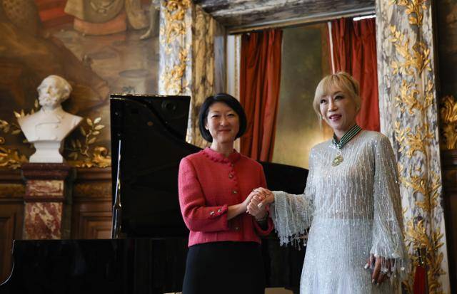 소프라노 조수미가 26일 프랑스 파리 오페라 코미크 극장에서 한국계 플뢰르 펠르랭 프랑스 문화부 전 장관에게 프랑스 문화예술공로훈장 최고 등급인 코망되르를 받은 후 손을 맞잡고 있다. 파리=뉴스1