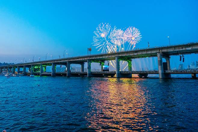 세븐틴 10주년 기념 잠수교 공연. 사진제공=플레디스 엔터테인먼트