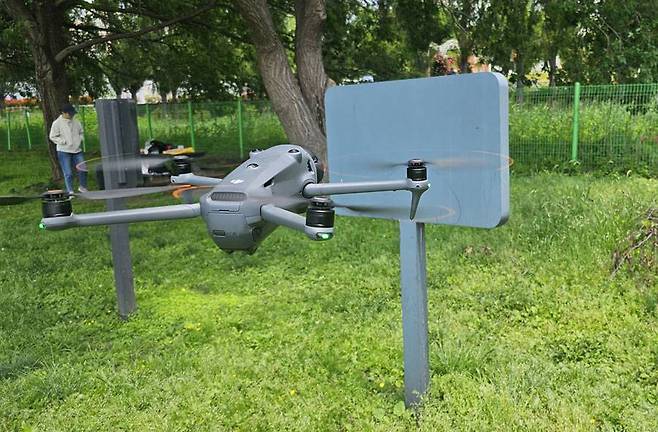 비행 중 장애물을 감지하면 자동으로 회피하거나 정지한다 / 출처=IT동아