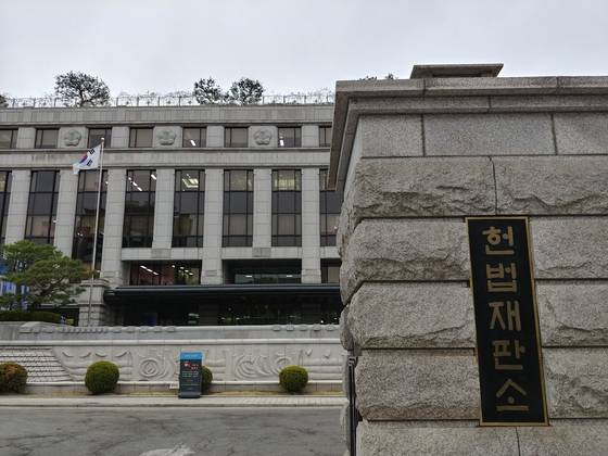 한모씨 등 경정 계급 경찰관 3명이 "경정 계급정년을 14년으로 정한 경찰공무원법 조항이 평등권을 침해한다"며 지난 3월 헌법소원심판을 청구한 것으로 25일 파악됐다. 김정연 기자