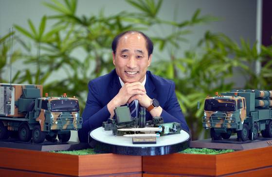 이진익 국방과학연구소(ADD) 제1연구원장이 자신이 개발한 천궁과 L-SAM 모형 앞에서 활짝 웃고 있다. 김성태 객원기자