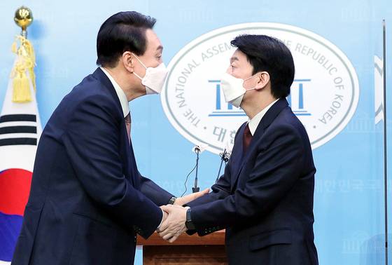 2022년 3월 3일 당시 국민의힘 윤석열 대선 후보와 국민의당 안철수 대선 후보가 오전 국회 소통관에서 단일화 기자회견을 마치고 악수를 하고 있다. 김상선 기자