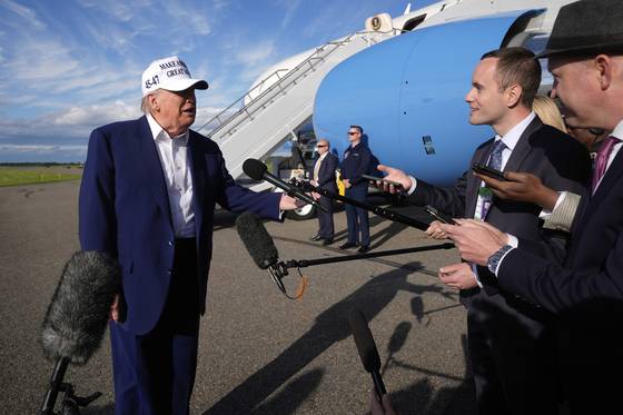 도널드 트럼프 미국 대통령이 25일 기자들과 만나 블라디미르 푸틴 러시아 대통령에 대한 불만을 표출하고 있다. AP=연합뉴스