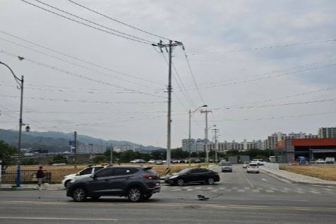 ▲ 지난 23일 오후 4시쯤 동해시 이도동의 C마트 인근 도로에서 차량 간 충돌하는 사고가 발생했다.