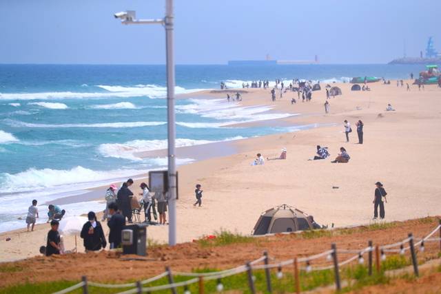 ▲ 화창한 날씨를 보인 지난 25일 오후 강원 강릉시 사근진 해변 일원에서 시민과 관광객들이 바닷바람을 쐬며 해변을 걷고 있다. 연합뉴스