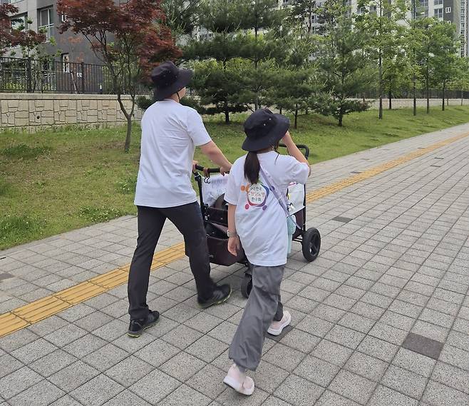길을 걷고 있는 율아와 아빠
