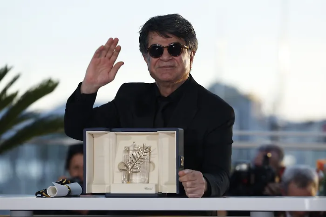 24일(현지시간) 칸 국제영화제 황금종려상을 받은 이란 감독 자파르 파나히가 포즈를 취하고 있다. EPA 연합뉴스