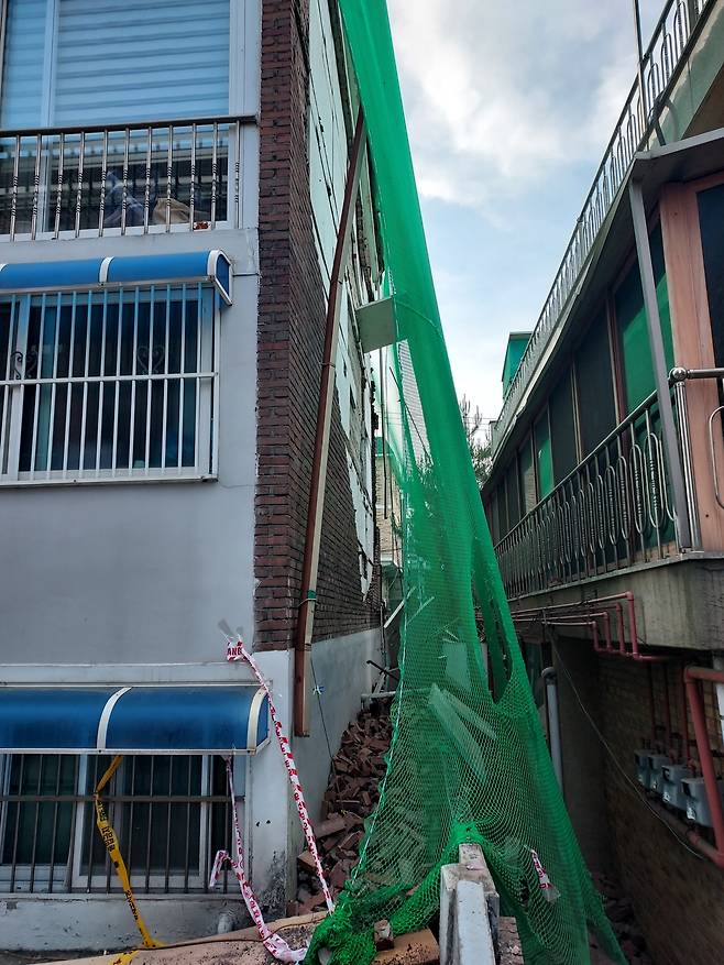 수원 송죽동 다세대주택 외벽 붕괴 현장의 모습. 경기도소방재난본부 제공