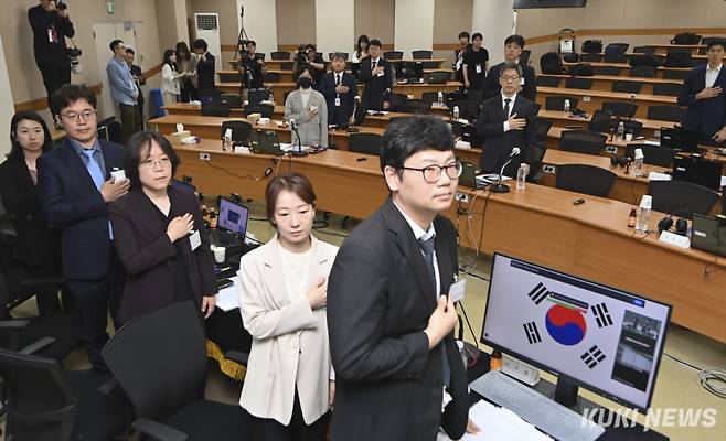 전국법관대표회의가 열린 26일 오전 경기 고양시 사법연수원에서 김예영 의장을 비롯한 참석자들이 국민의례를 하고 있다.