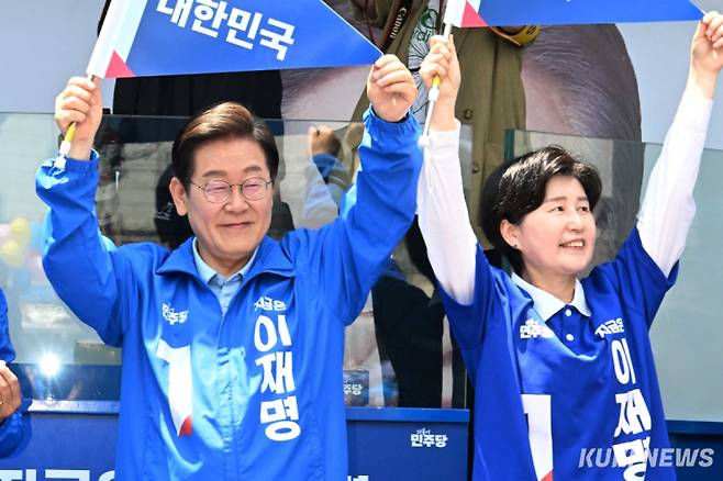 이재명 더불어민주당 대선 후보가 26일 경기 수원시 팔달구 영동시장에서 유권자들에게 지지를 호소하고 있다. 곽경근 대기자