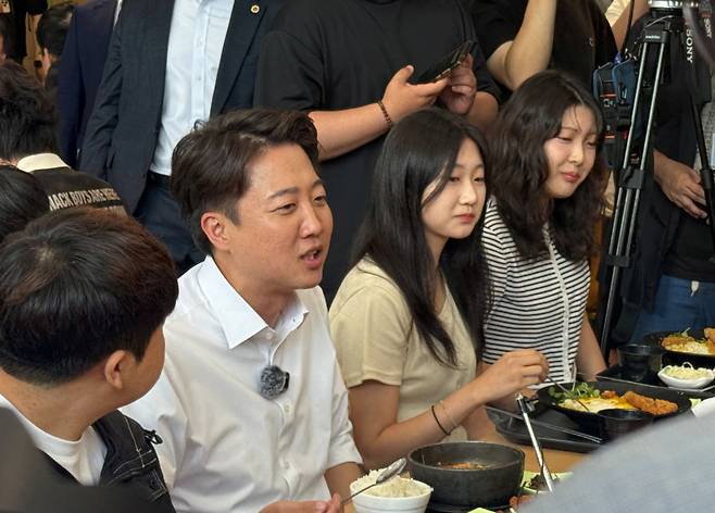 이준석 개혁신당 대선 후보가 5월21일 경기 성남시 가천대에서 ‘학식 회동’을 하고 있다. 송금종 기자