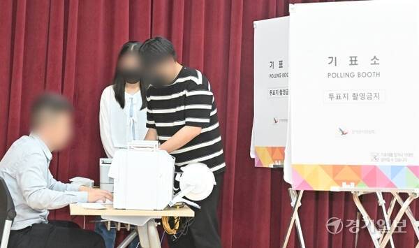 기사의 이해를 돕기 위한 자료 이미지로 직접적 연관은 없습니다. 사진은 경기도내 행정복지센터에서 관계자들이 사전투표 모의시험을 하고 있는 모습. 홍기웅기자