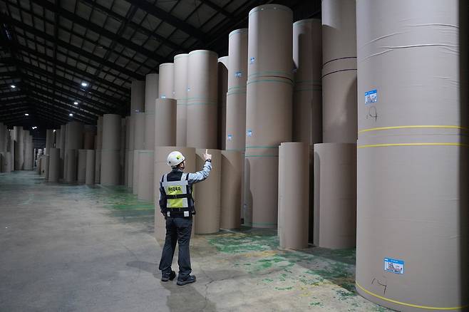 태림포장 시화공장에서 작업자가 골판지 원지를 점검하고 있다. 태림포장