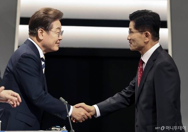 23일 서울 영등포구 KBS본관 스튜디오에서 열린 중앙선거방송토론위원회 주관 제21대 대통령선거 2차 후보자 토론회 시작에 앞서 이재명(왼쪽) 더불어민주당 후보와 김문수 국민의힘 후보가 악수하고 있다. 2025.05.23. /사진=뉴시스