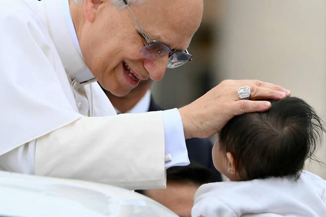 교황 레오14세가 21일(현지시간) 바티칸 성 베드로 광장에서 열린 주간 일반알현에서 아기를 축복하고 있다. 2025.05.21. /AFPBBNews=뉴스1
