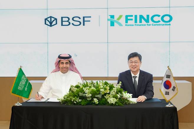 전문건설공제조합(K-FINCO)이 조합원들의 해외건설공사 지원을 위해 사우디 상업은행과 협력하기로 했다. 사진은 박성진 K-FINCO 전무(오른쪽)가 마제드 알사단 BSF 기업금융부문 부행장과 25일(현지시각) 사우디 BSF 본사에서 업무협약을 맺고 기념사진을 촬영하는 모습. /사진=K-FINCO 제공