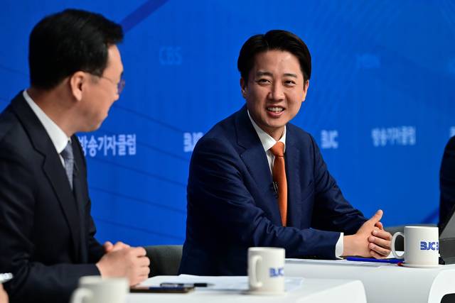 방송기자클럽 토론 이준석(오른쪽) 개혁신당 대통령 선거 후보가 26일 오전 서울 양천구 한국방송회관에서 열린 방송기자클럽 초청 토론회에서 발언하고 있다. 문호남 기자