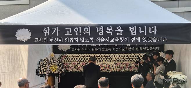 정근식 서울시교육감이 26일 교내에서 사망한 40대 제주 교사 추모관에서 헌화를 하고 있다. 김용재 기자