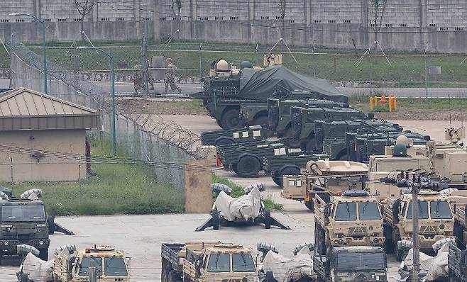 미국 언론이 미 정부가 주한미군 감축을 검토하고 있다고 보도한 지난 23일 오전 경기도 동두천시의 주한미군 기지에서 미군 전투 장비들이 모여 있는 모습. 연합뉴스
