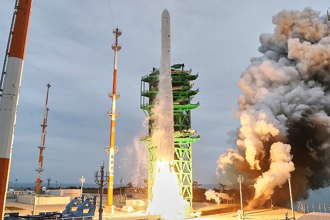 전남 고흥군 나로우주센터에서 누리호(KSLV-Ⅱ) 3차 발사가 진행중인 모습. 한국항공우주연구원 제공