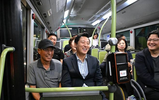 오세훈 서울시장이 광장시장 중앙정류소에서 새벽 동행 자율주행 버스에 탑승해 이른 새벽 직장으로 출근하는 시민들과 대화를 나누고 있다. 서울시 제공