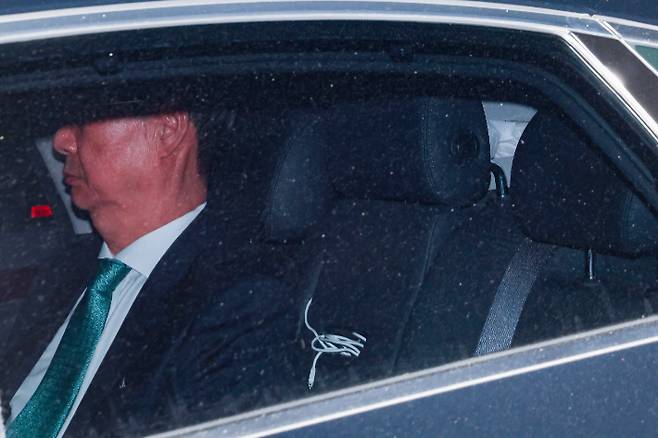 한덕수 전 국무총리가 26일 밤 서울 서대문구 경찰청 세검정로 별관에서 내란 혐의 피의자 소환 조사를 마치고 청사를 빠져나가고 있다. 연합뉴스