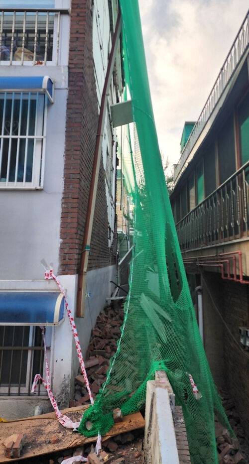 떨어져 내린 외벽 벽돌