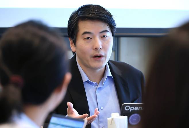 제이슨 권 오픈AI 최고전략책임자(CSO)가 26일 서울 시내 한 호텔에서 열린 미디어 라운드테이블 행사에서 발언하고 있다. 연합뉴스