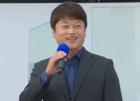 박문성 축구해설가가 지난 25일 충남 아산에서 열린 이재명 더불어민주당 후보의 유세에서 연단에 올라 이 후보 지지 선언을 했다. 자료 : 오마이TV 유튜브