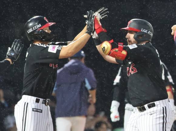 역전 3점포 오스틴 - 22일 부산 사직야구장에서 열린 프로야구 LG 트윈스와 롯데 자이언츠의 경기. 3회 초 1사 후에 LG 오스틴이 좌측 펜스를 넘어가는 3점 홈런을 치고 동료들의 축하를 받고 있다. 2025.5.22 부산 연합뉴스