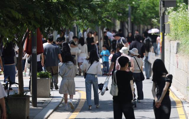 5월 25일 서울 종로구 종묘 인근 서순라길이 주말 나들이에 나선 시민들로 붐비고 있다. 연합뉴스