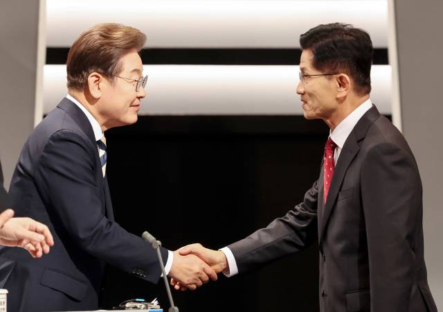 이재명 더불어민주당 대선 후보와 김문수 국민의힘 대선후보가 23일 서울 영등포구 여의도 KBS 스튜디오에서 열린 제21대 대선 2차 후보자 토론회에 앞서 인사하고 있다. 국회사진기자단