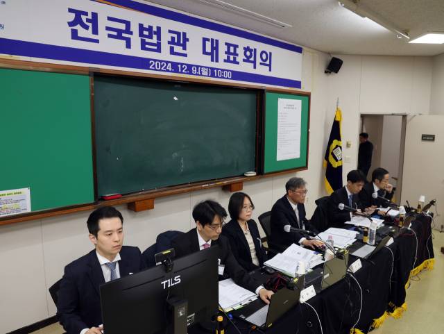 경기 고양시 일산동구 사법연수원에서 열린 전국법관 하반기 정기회의에서 참석자들이 회의 준비를 하고 있다. 뉴스1