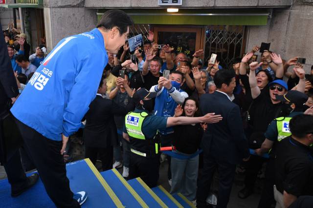 이재명 더불어민주당 대선 후보가 25일 충남 천안시 동남구 신부문화거리에서 지지를 호소하고 있다. 천안=오승현 기자 2025.05.25