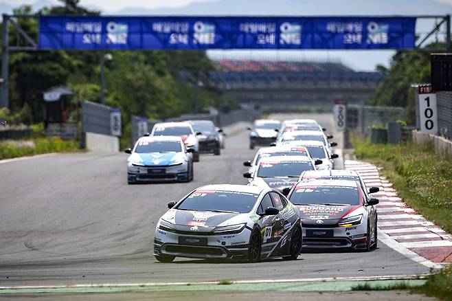 프리우스 PHEV 클래스 2라운드 결승 레이스 중. 사진: 김학수 기자