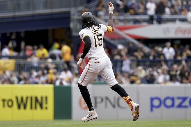 피츠버그 오닐 크루스가 26일 홈에서 열린 밀워키전 3회말 홈런을 때리고 베이스를 돌고 있다. AP연합뉴스