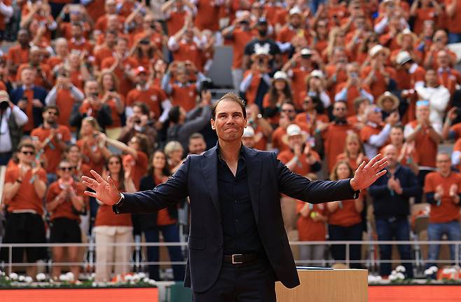 라파엘 나달이 25일 프랑스 파리 롤랑가로스의 센터코트 필리프-샤트리에에서 팬ㄷ르의 기립박수에 감사한다는 제스처를 취하고 있다. 게티이미지코리아