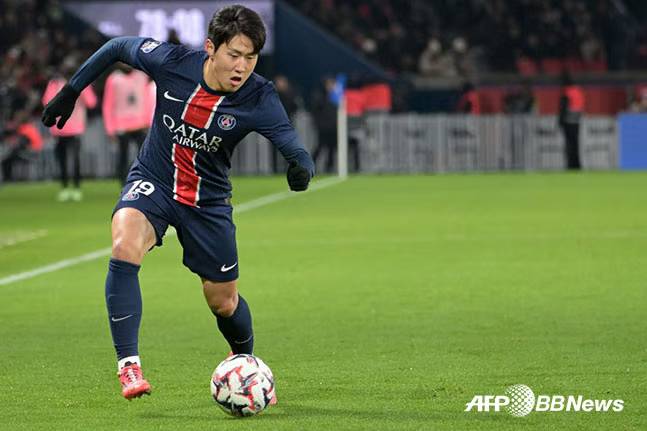 드리블하고 있는 파리 생제르맹(PSG) 이강인. /AFPBBNews=뉴스1