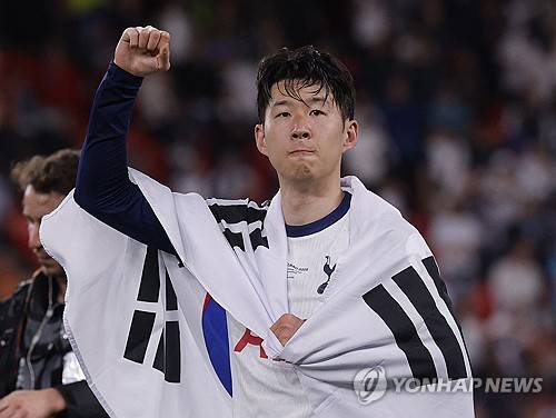 영국 축구 전문 매체 '풋볼 인사이더'는 25일 토트넘과 손흥민의 동행을 주장했다. 토트넘 소식에 정통한 것으로 정평이 난 매체의 수석 기자 피트 오루크는 '토트넘은 손흥민과의 동행을 이어가기로 결정했고, 이미 지난 1월 계약 연장 옵션을 행사했다. 손흥민은 2026년 여름까지 구단과 함께할 예정'이라고 보도했다. 오루크는 '이번 시즌 손흥민의 경기력이 최상은 아니었고, 이는 누구도 부정할 수 없는 사실"이라면서도 "하지만 토트넘은 손흥민의 풍부한 경험이 챔피언스리그 복귀 시즌에 매우 중요한 자산이 될 것으로 보고 있다'고 설명했다. 연합뉴스