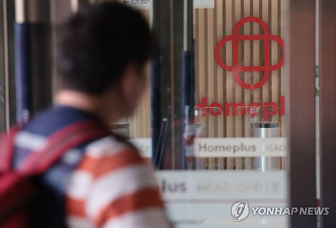 검찰, '채권 사기 발행 의혹' 홈플러스 압수수색 (서울=연합뉴스) 김인철 기자 = '홈플러스 사태'를 수사 중인 검찰이 홈플러스 본사에 대한 압수수색을 진행 중인 28일 서울 강서구 홈플러스 본사 모습.
검찰은 홈플러스와 MBK가 신용등급 하락을 사전에 인지하고 기업회생을 준비하면서도 단기 채권을 발행한 것으로 보고 경영진의 사기 등 혐의를 수사 중이다. 2025.4.28 yatoya@yna.co.kr