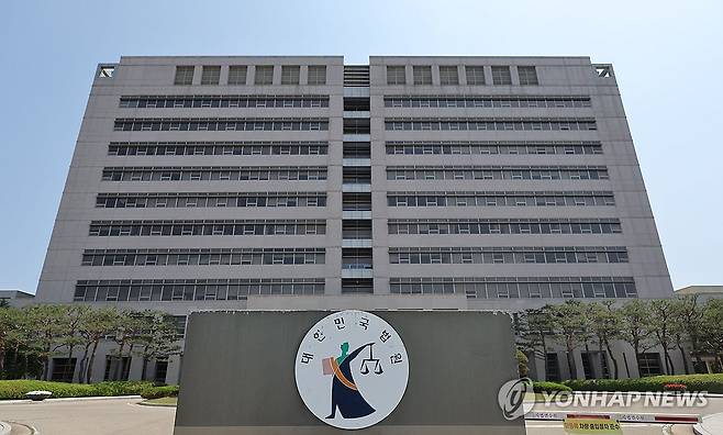 내일 전국법관 대표 모여 사법독립 논의…'李판결' 입장 낼까 (고양=연합뉴스) 류영석 기자 = 대법원 전원합의체의 더불어민주당 이재명 대선후보 판결로 촉발된 사법부 안팎 논란을 다룰 전국법관대표회의가 하루 앞으로 다가온 가운데 25일 회의가 열릴 경기 고양시 사법연수원 정문 모습. 2025.5.25 ondol@yna.co.kr