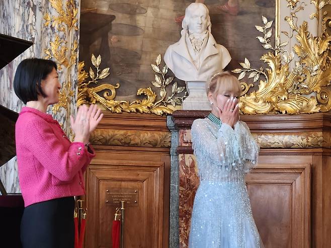 감격한 조수미 (파리=연합뉴스) 송진원 특파원 = 소프라노 조수미가 26일(현지시간) 프랑스 파리 오페라 코미크에서 프랑스 문화부로부터 최고 등급의 문화예술공로훈장을 받은 뒤 감격해하고 있다. san@yna.co.kr. 2025.05.26.