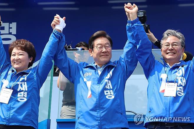 용인시민들에게 인사하는 이재명 후보 (용인=연합뉴스) 김주성 기자 = 더불어민주당 이재명 대선 후보가 26일 용인시 수지구 단국대 죽전캠퍼스 앞에서 열린 유세에서 시민들에게 인사하고 있다. 2025.5.26 utzza@yna.co.kr