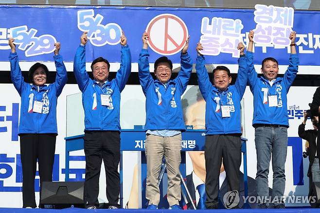 사전투표 독려하는 이재명 후보 (남양주=연합뉴스) 김주성 기자 = 더불어민주당 이재명 대선 후보가 26일 경기 남양주시 평내호평역 광장에서 열린 유세에서 사전투표를 독려하는 패널을 들어 보이고 있다. 2025.5.26 utzza@yna.co.kr