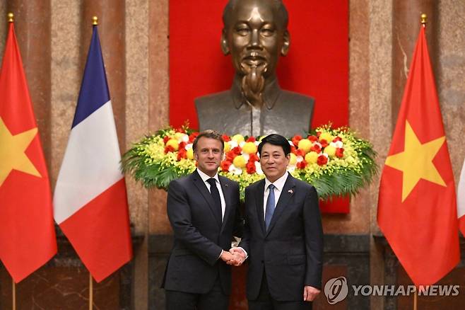 마크롱 프랑스 대통령, 베트남 국빈방문 (하노이 AP=연합뉴스) 26일(현지시간) 베트남 하노이를 국빈 방문한 에마뉘엘 마크롱 프랑스 대통령(왼쪽)이 르엉 끄엉 베트남 국가주석과 악수하고 있다. 2025.05.26