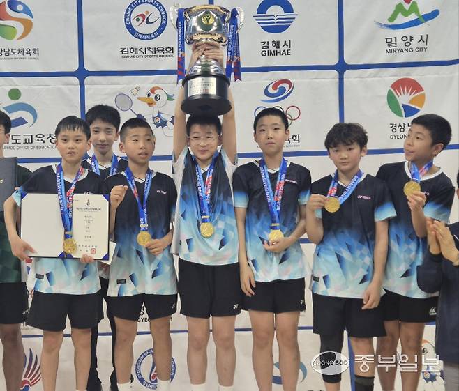 27일 경남 밀양시배드민턴경기장에서 열린 제54회 전국소년체육대회 남자 12세이하부 단체전서 우승한 경기도 선수단이 기념사진을 찍고 있다. 이건우기자