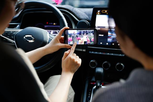 단양군과 소백산철쭉제추진위원회가 주최한 제41회 소백산철쭉제가 성황리에 마무리되며, 유튜브 생중계를 통해 100만명의 시청자들이 단양의 봄을 만끽했다. 사진은 철쭉제를 유튜브로 보고 있는 관광객 모습. 단양군 제공