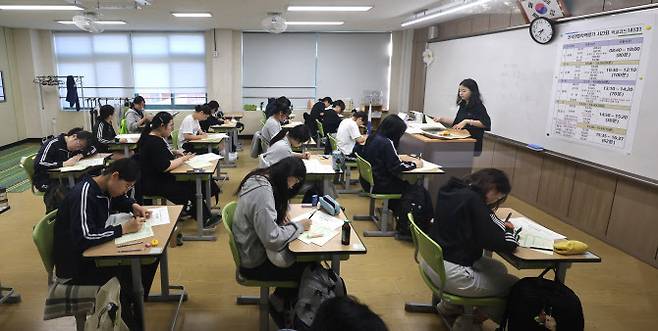 2025학년도 대학수학능력시험 6월 모의평가가 실시된 작년 6월 4일 인천 연수구 인천여자고등학교에서 고3 학생들이 문제를 풀고 있다.(사진=뉴시스)