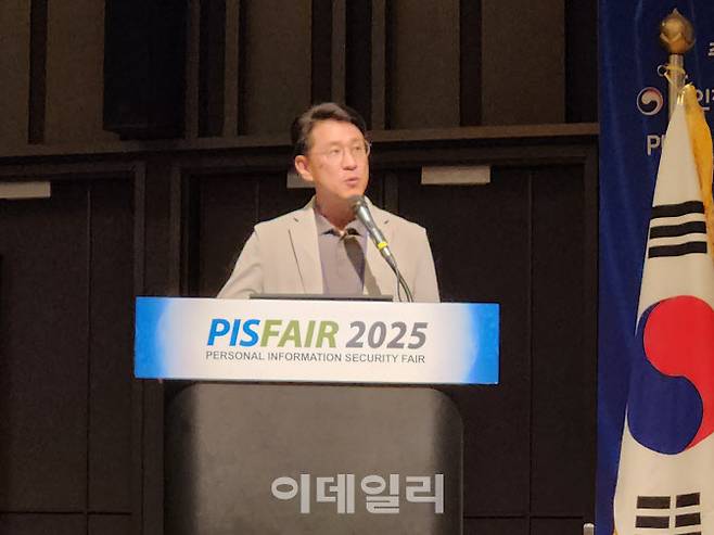 이진규 네이버 개인정보보호책임자(CPO)가 27일 서울 강남구 코엑스 그랜드볼룸에서 열린 ‘개인정보보호(PIS)페어 2025’ 행사에서 기조연설을 하고 있다. (사진=최연두 기자)